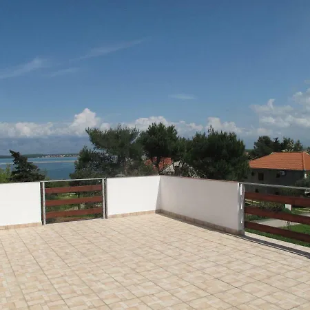 Dede Apartmán Nin